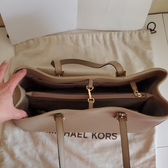 🤩New authentic Mikael kors jer set travel handbag - Picture 9 of 17